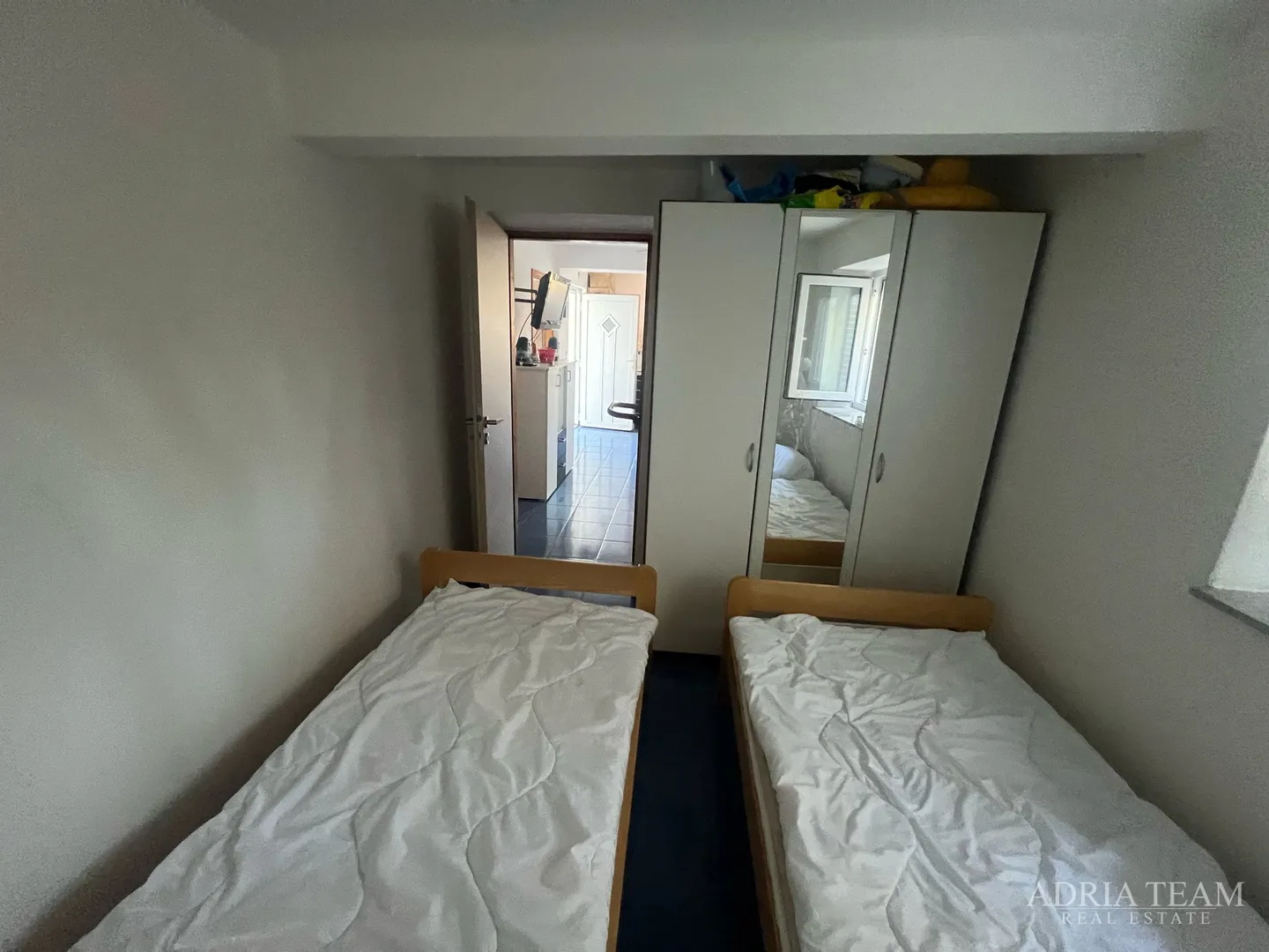 kuća s tri stambene jedinice, pogled na more i velebit - donji karin - slika 23