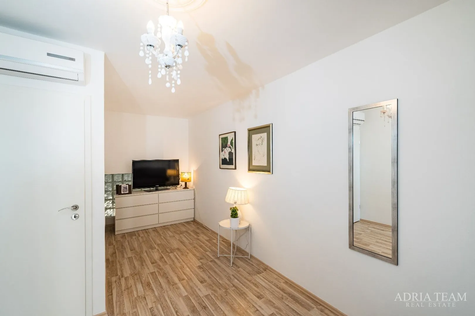 lijepa apartmanska kuća s pogledom na more, novigrad - slika 17