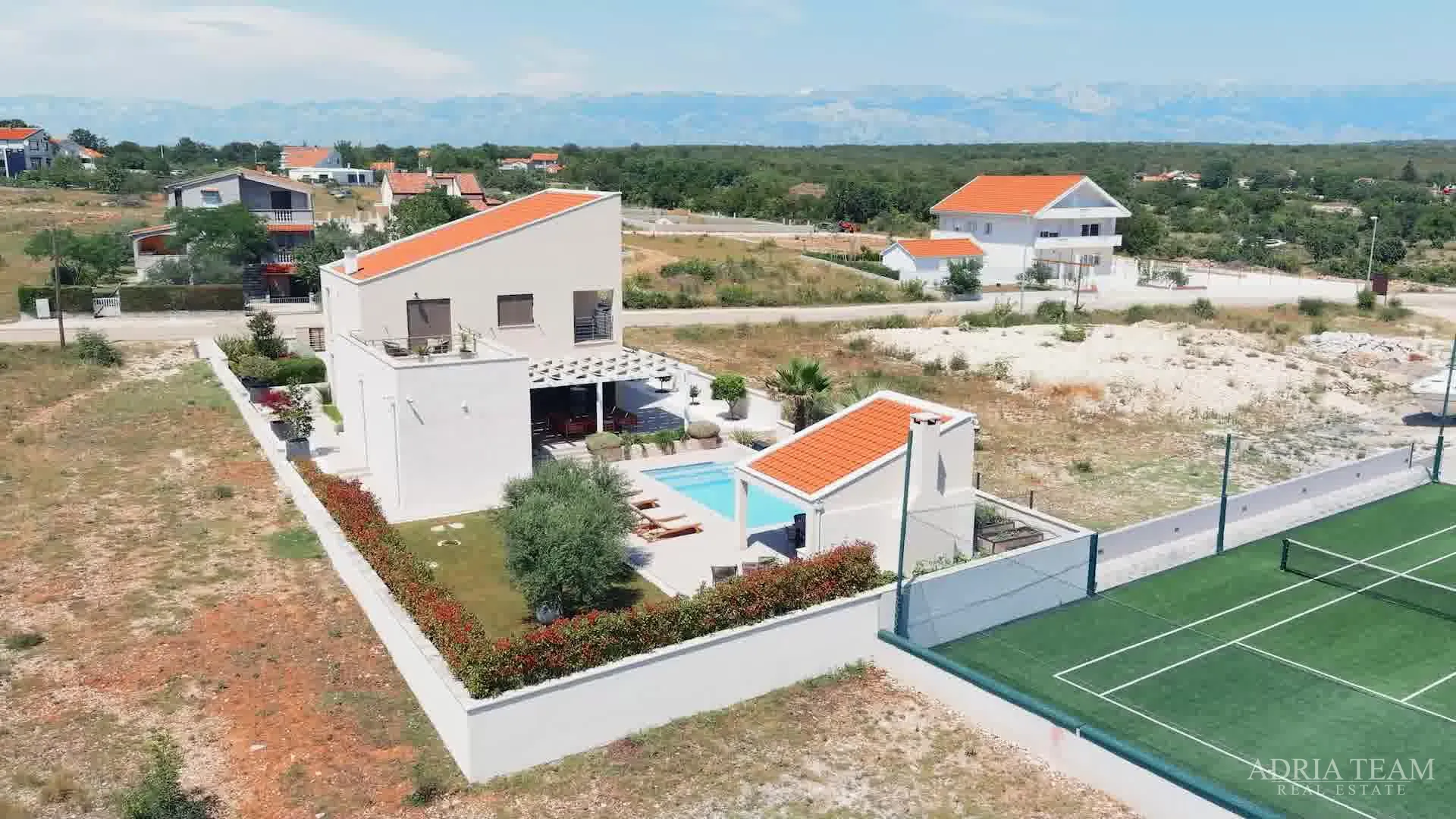 vila s pomoćnim objektom, bazenom i sportskim terenom , mirna i tiha pozicija okružena prirodom! poljica-brig - zadar - slika 3