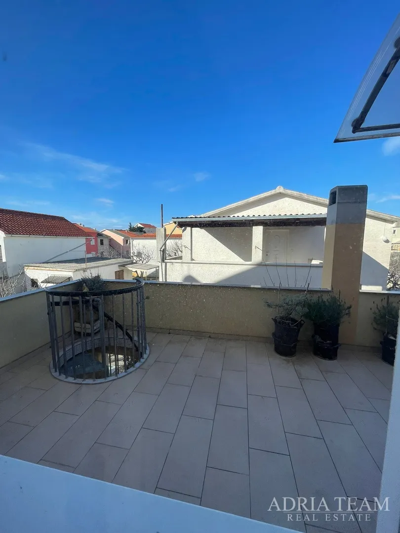 troetažni apartman u stambenoj zgradi - vrsi - slika 29