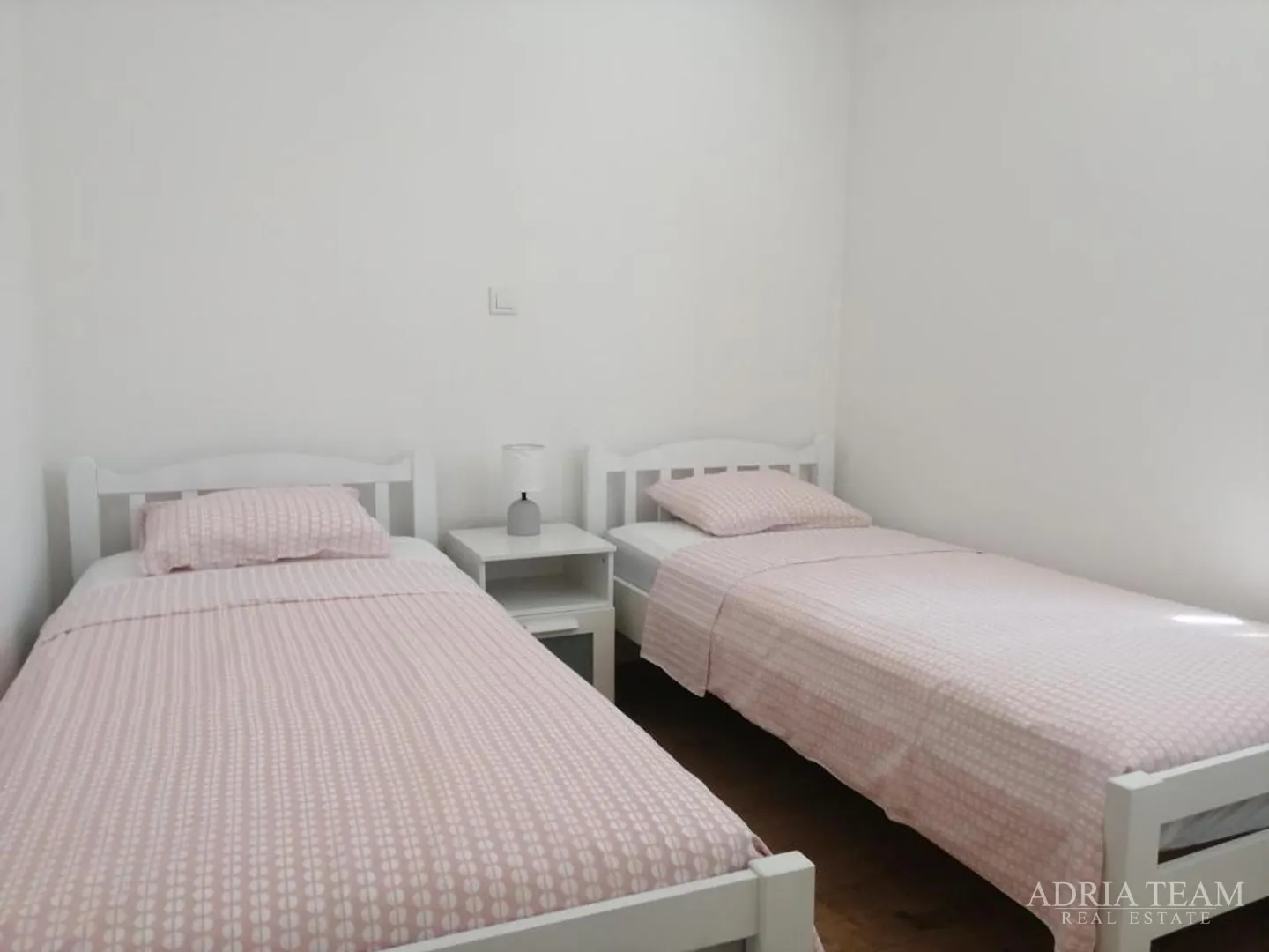 kuća s 3 stambene jedinice i bazenom, pogled na more - maslenica - slika 6