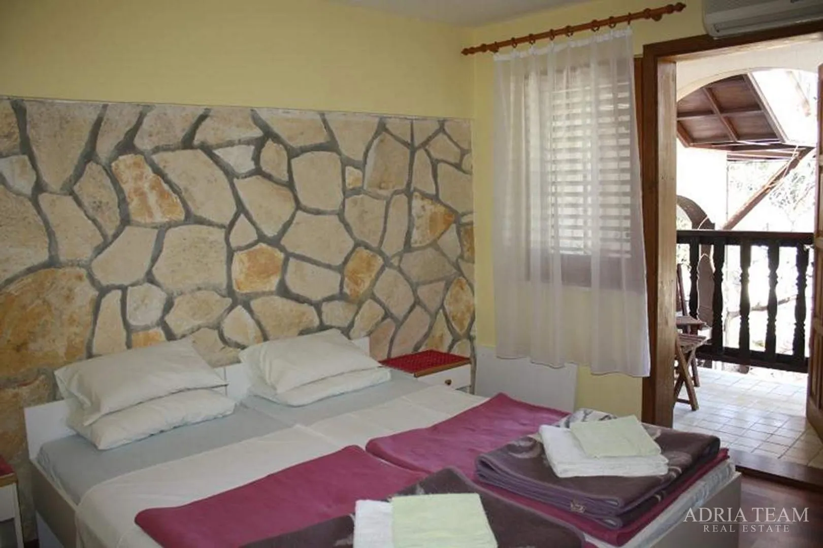 hotel 50 m od mora - posedarje - slika 2