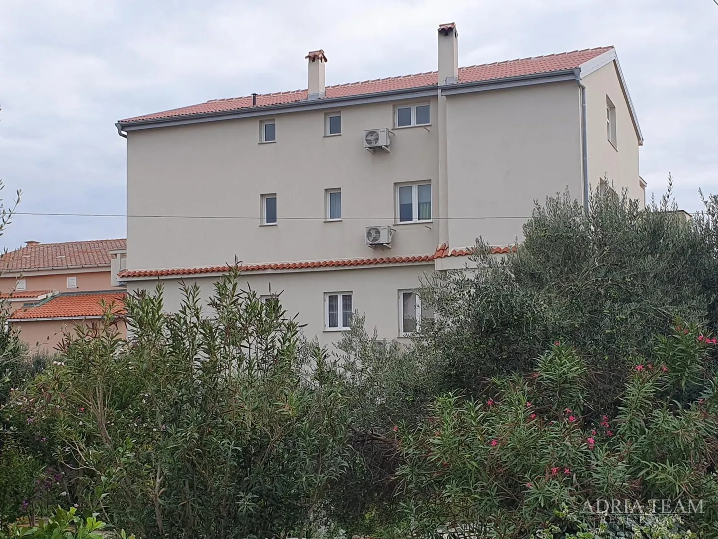 kuća s deset stambenih jedinica blizu centra s pogledom na more - novalja, pag - slika 4