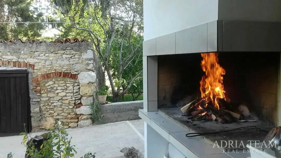moderan dvosobni apartman s vrtom i garažom – lukoran, otok ugljan - slika 14