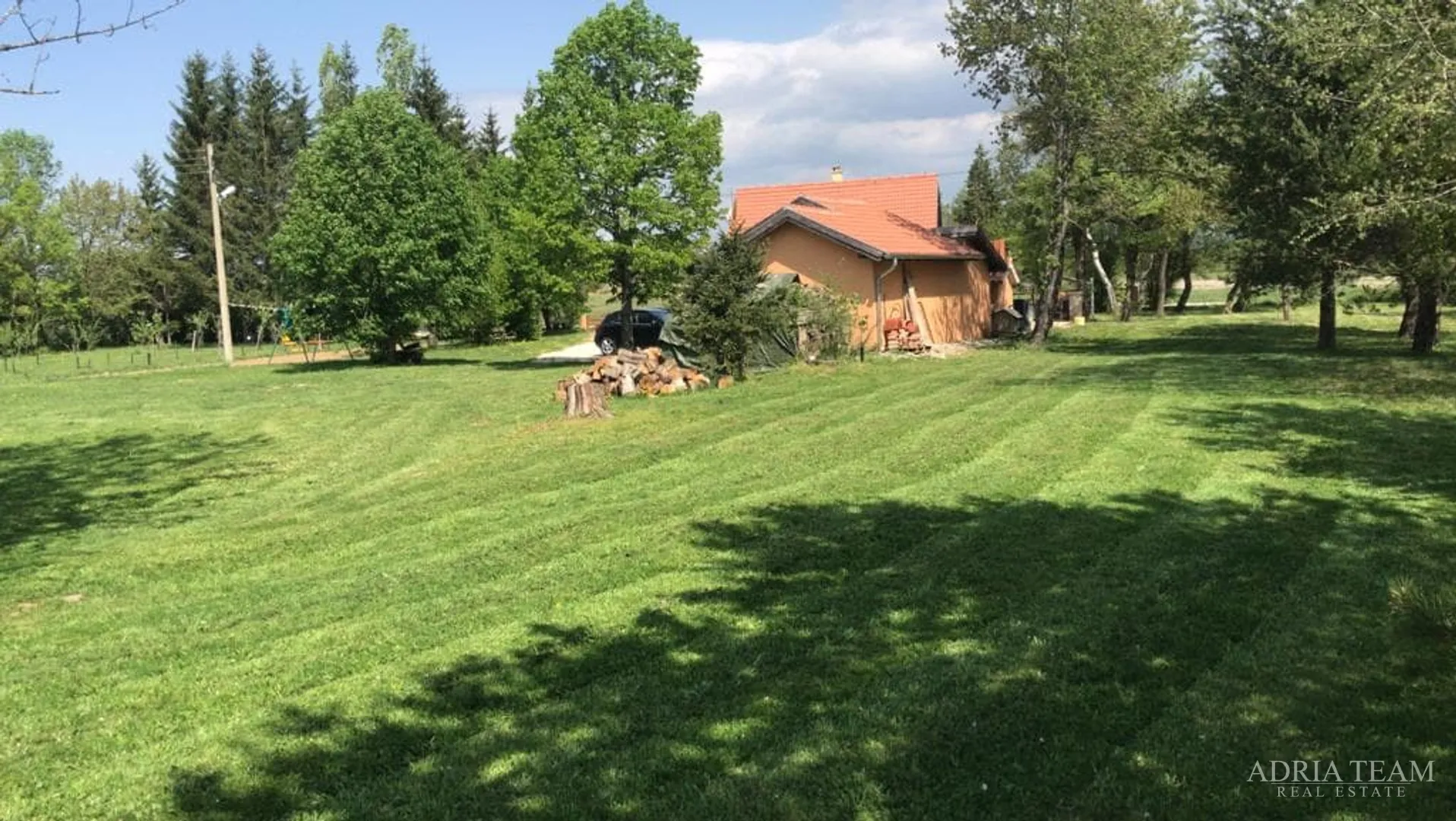 IMANJE S LUKSUZNOM VILOM S GRIJANIM BAZENOM I NATKRIVENOM TERASOM - 10 000 m2 ZEMLJIŠTA! - Gospić