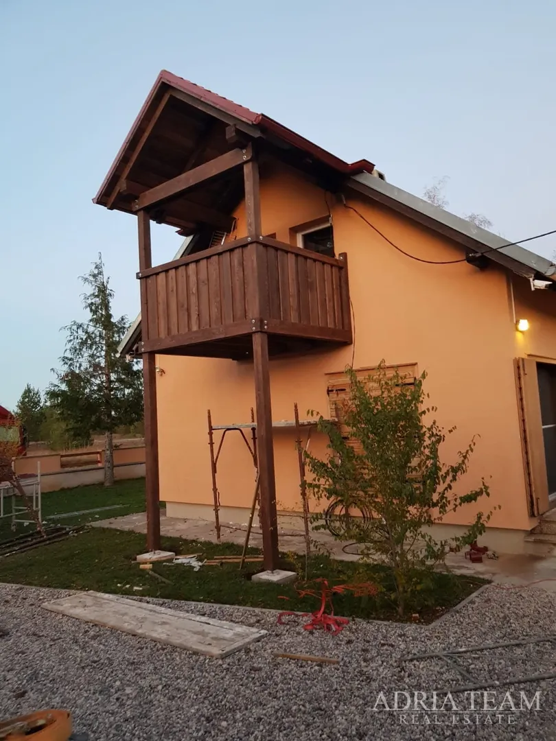 imanje s luksuznom vilom s grijanim bazenom i natkrivenom terasom - 10 000 m2 zemljišta! - slika 40