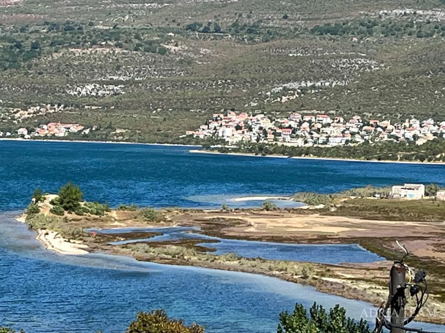 kuća s tri stambene jedinice, pogled na more i velebit - donji karin - slika 100
