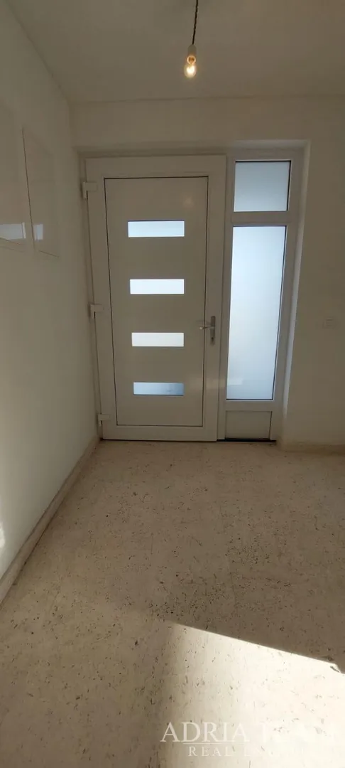 polovica kuće s bazenom - debeljak - slika 39