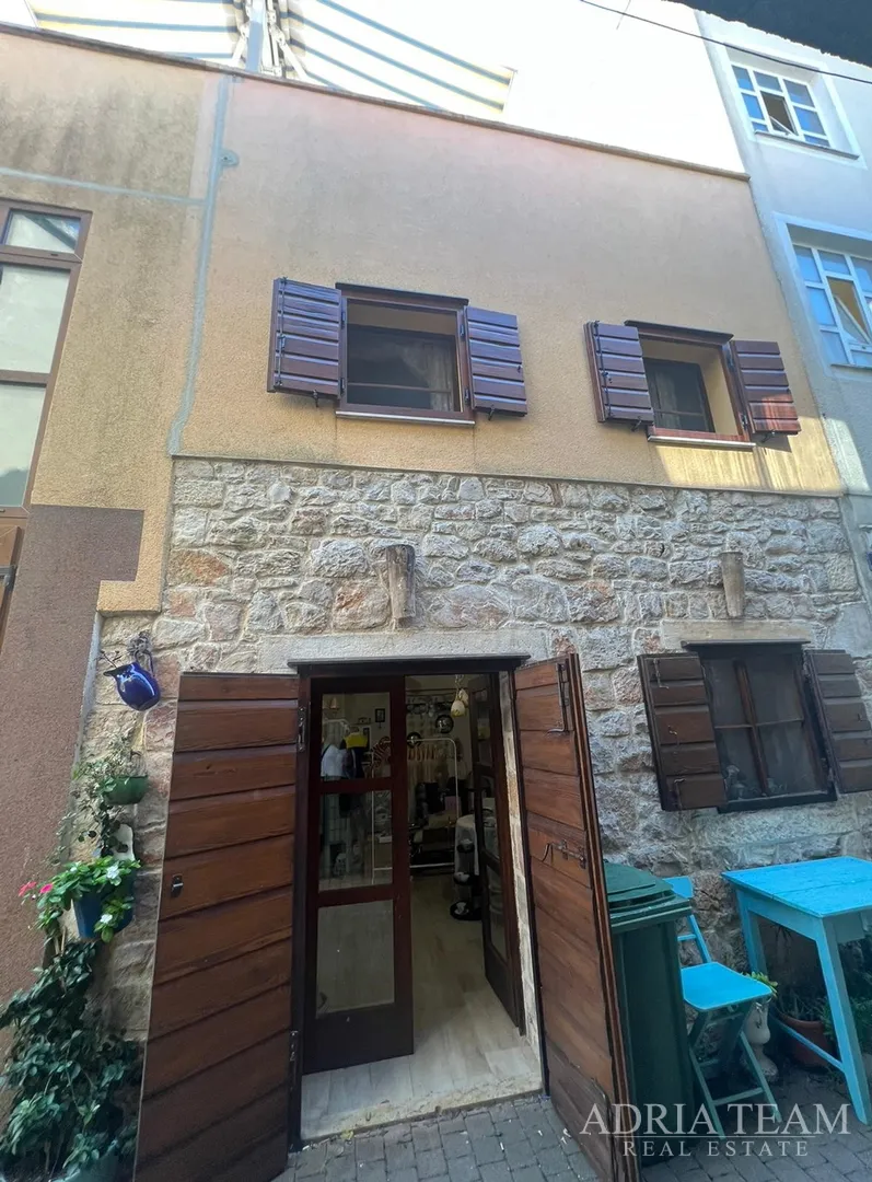 kuća u nizu s apartmanom i poslovnim prostorom, izvrsna lokacija i investicija - pirovac, centar - slika 2