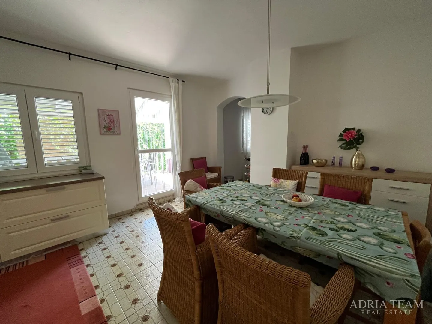 preuređena apartmanska kuća 200 m od mora, garaža i vrt - gornji karin - slika 16