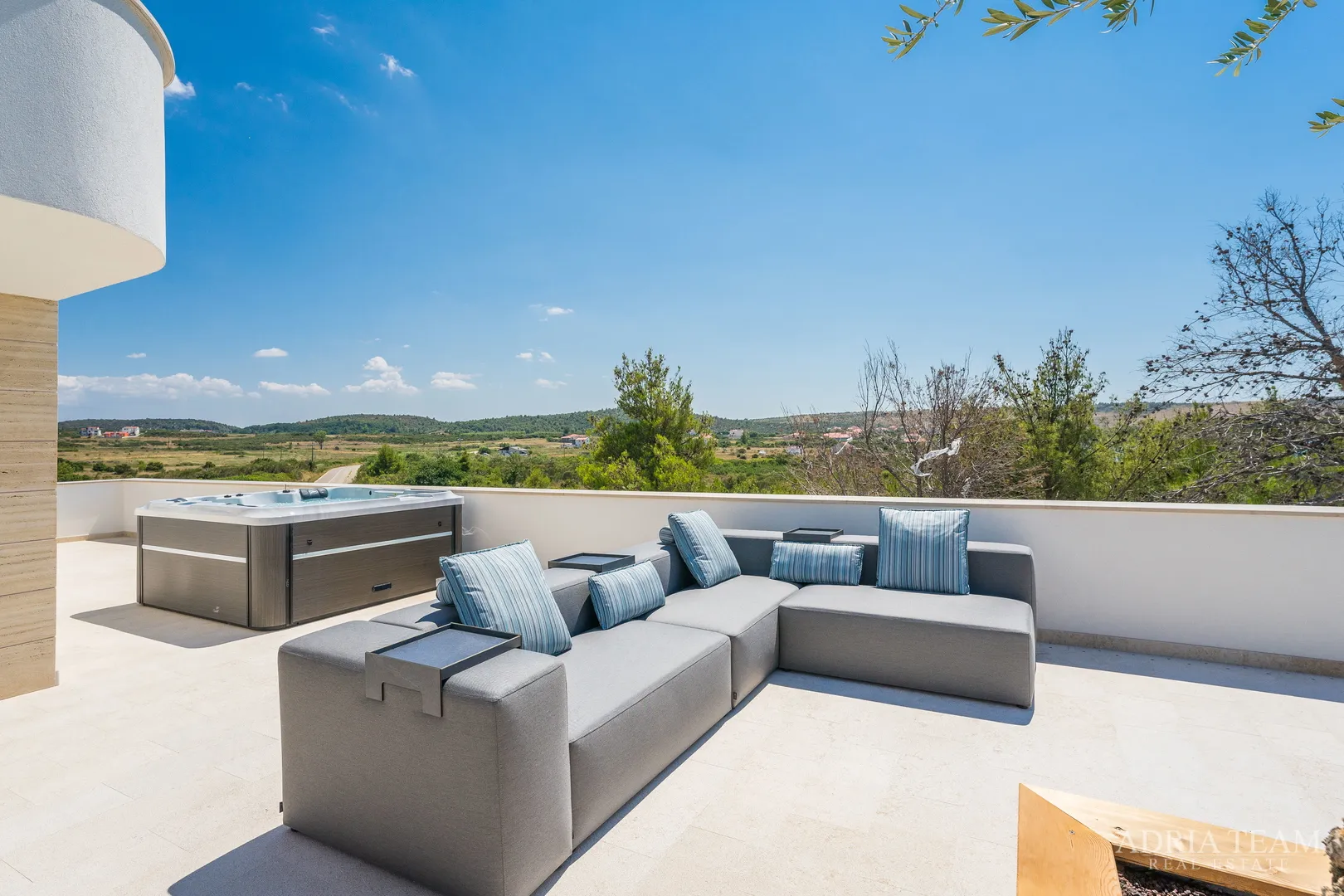 vila u drugom redu do mora - ljubač - slika 32