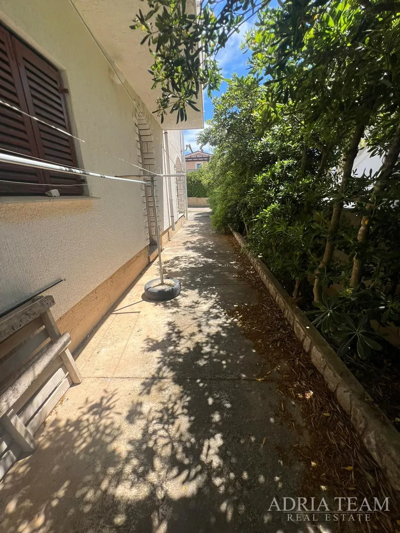 polovica kuće s tri apartmana, izvrsna pozicija! 140 m od plaže, povljana - pag - slika 42