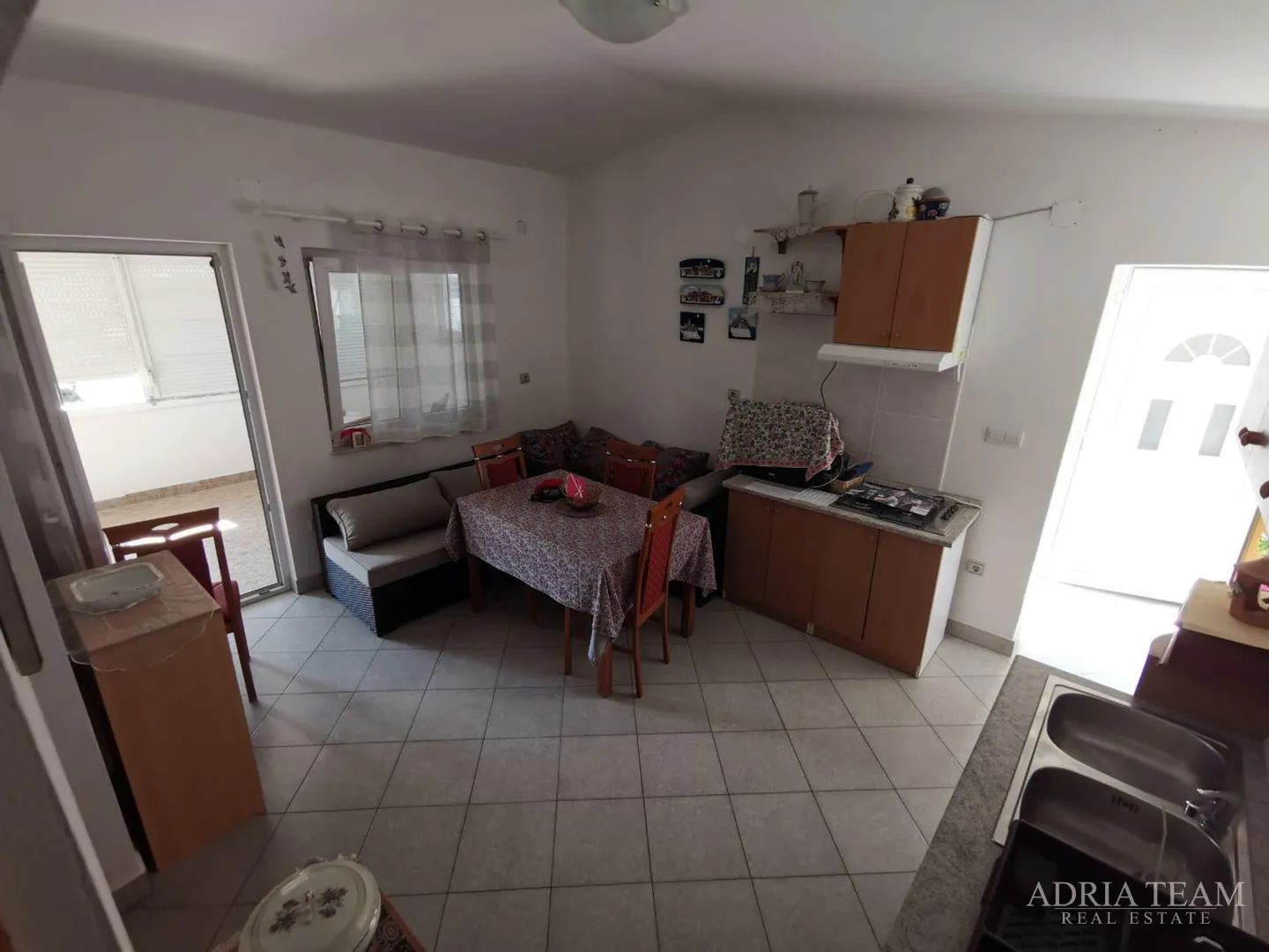 kuća s 2 stambene jedinice, 230 m od mora, vir - slika 7
