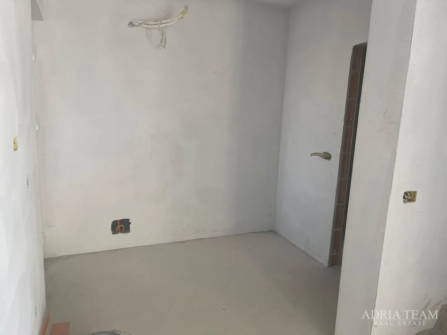 vila s bazenom u novogradnji - zaton - slika 25