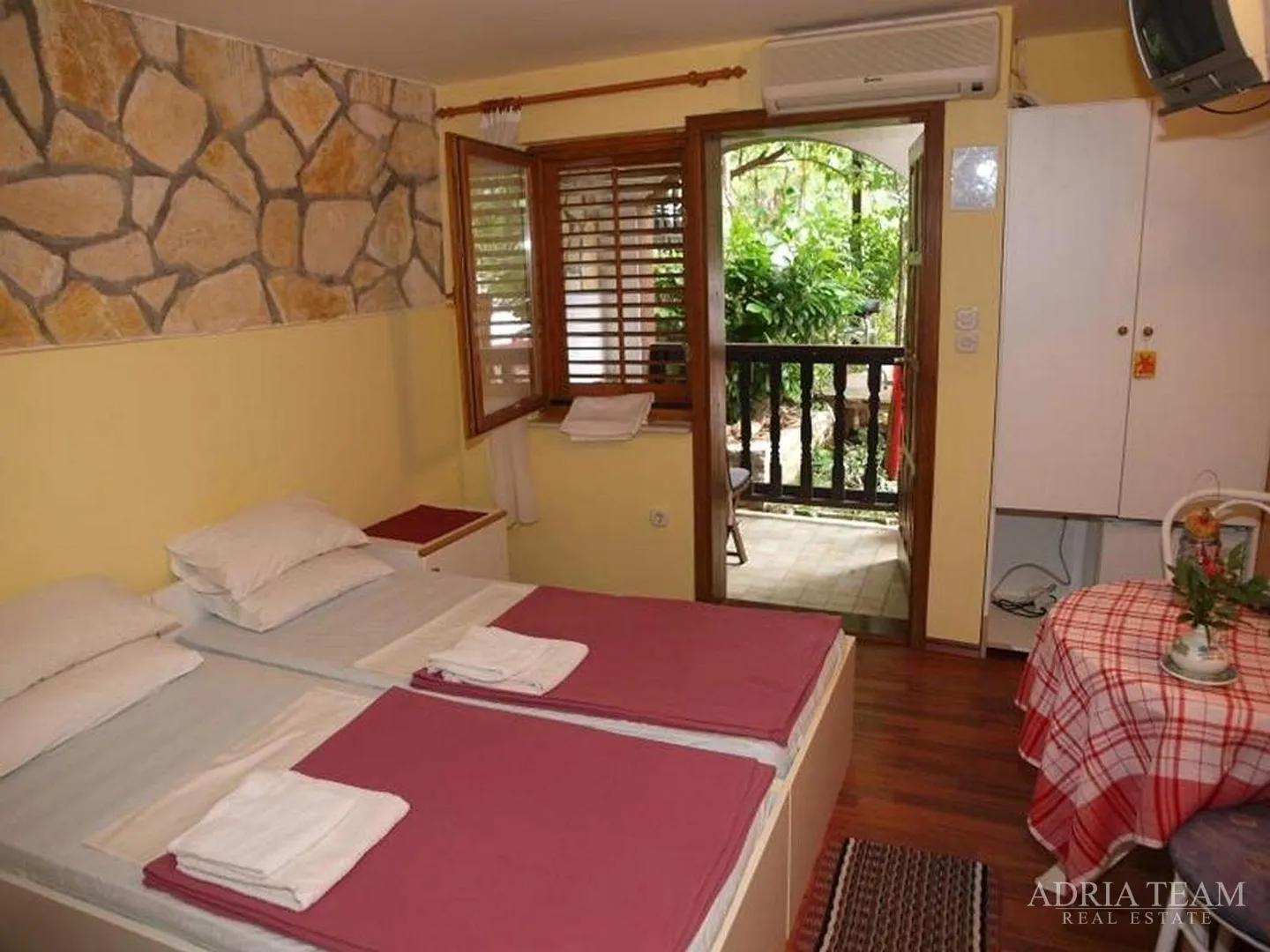 hotel 50 m od mora - posedarje - slika 4