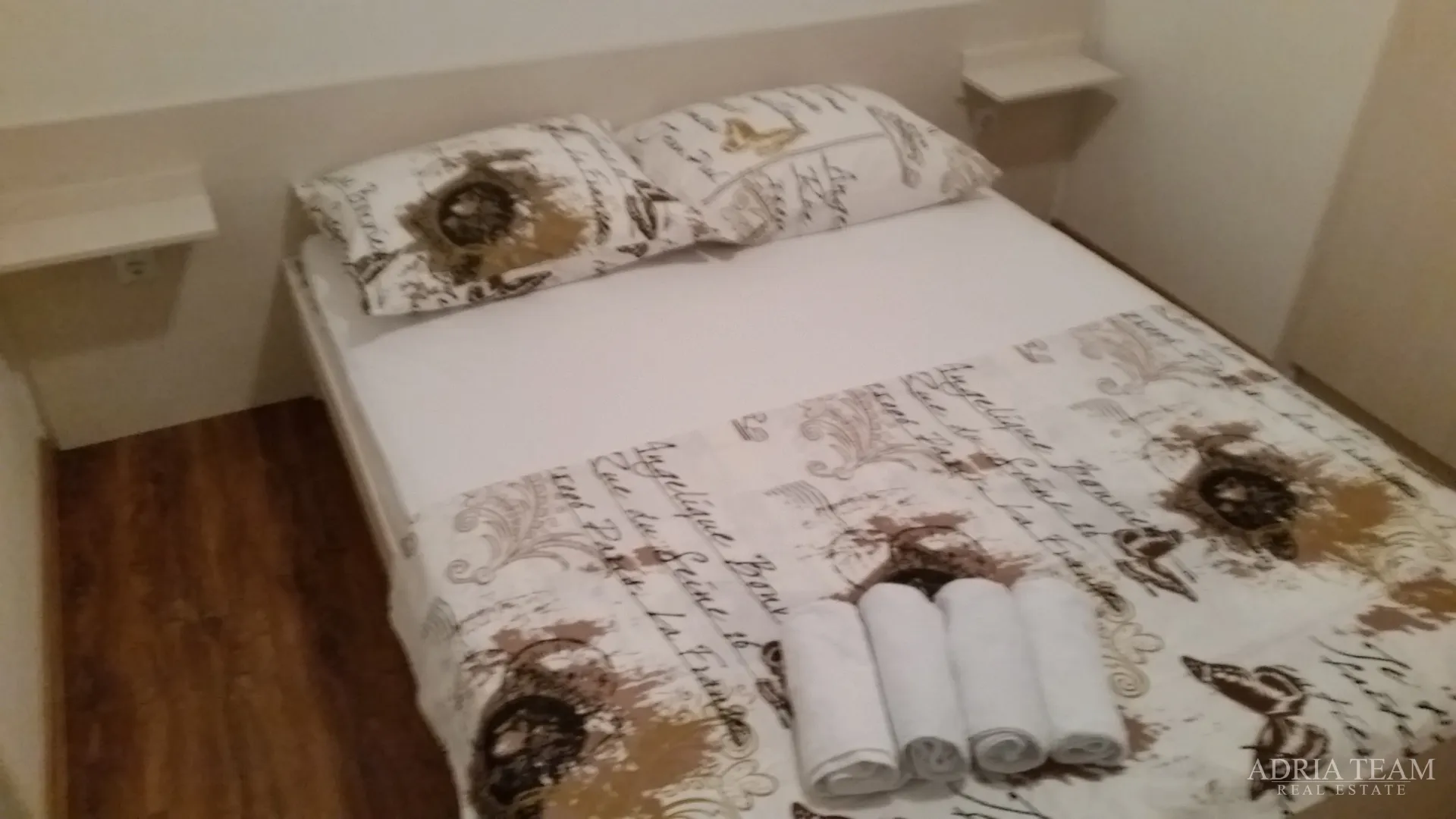 apartmanska kuća 100 m od mora, odlična lokacija - novalja, pag - slika 12