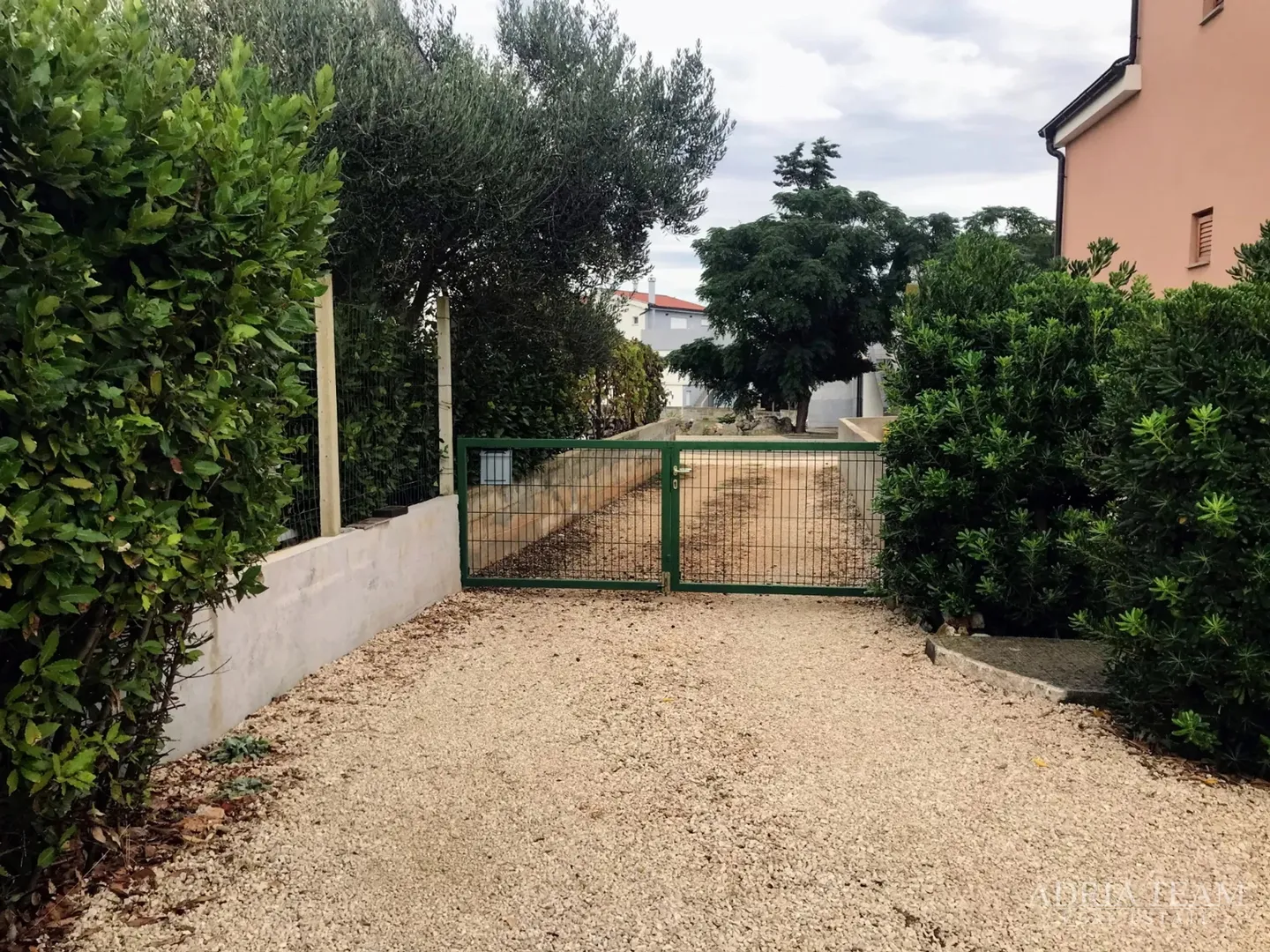 preuređena kuća s pogledom na more i 4 stambene jedinice - vir - slika 21