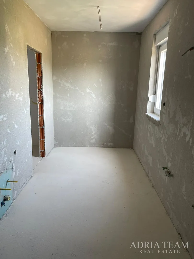 vila s bazenom u novogradnji - zaton - slika 33