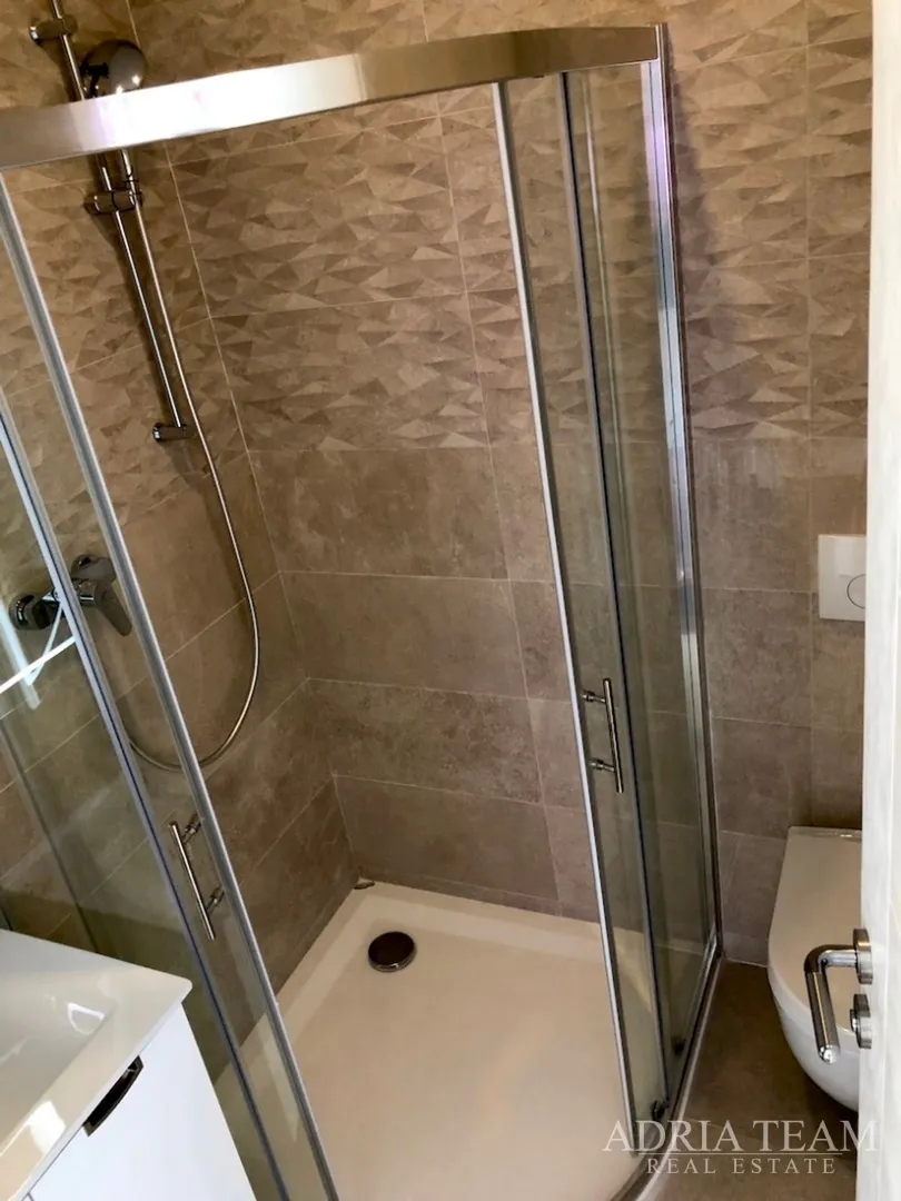 luksuzni apartman - 1. red do mora - slika 9