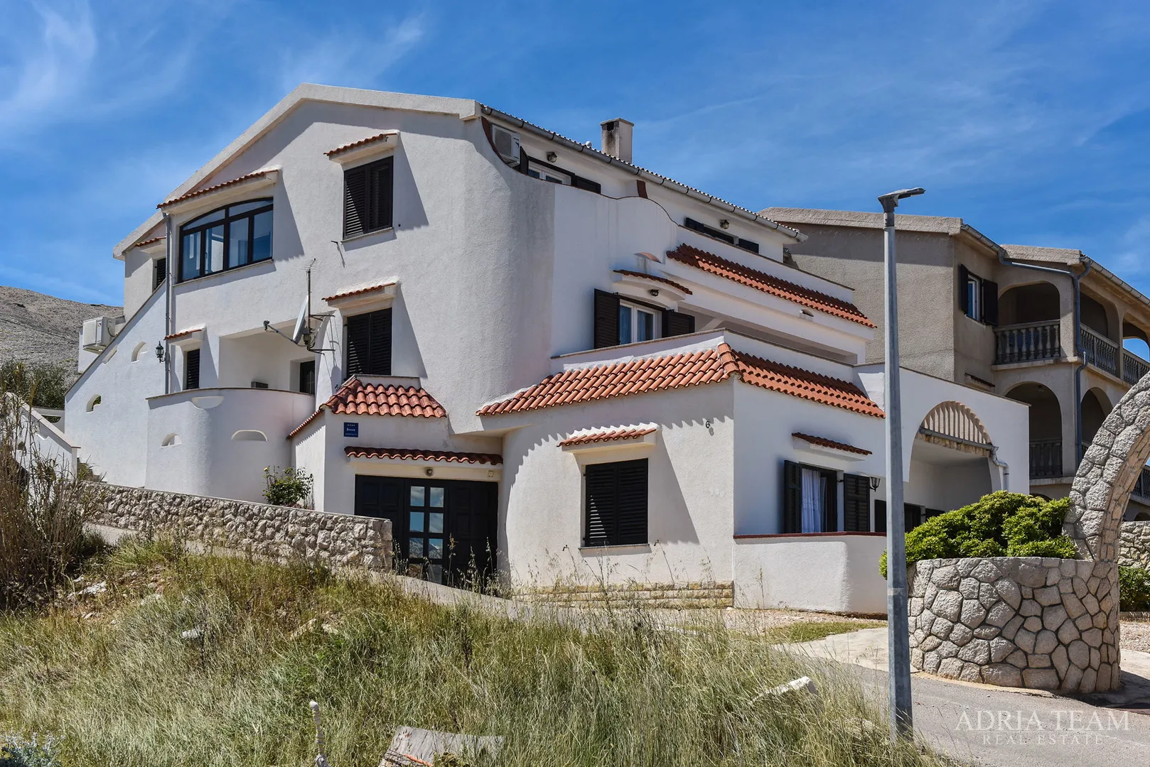 APARTMANI U KUĆI, 150 m OD MORA - PAG