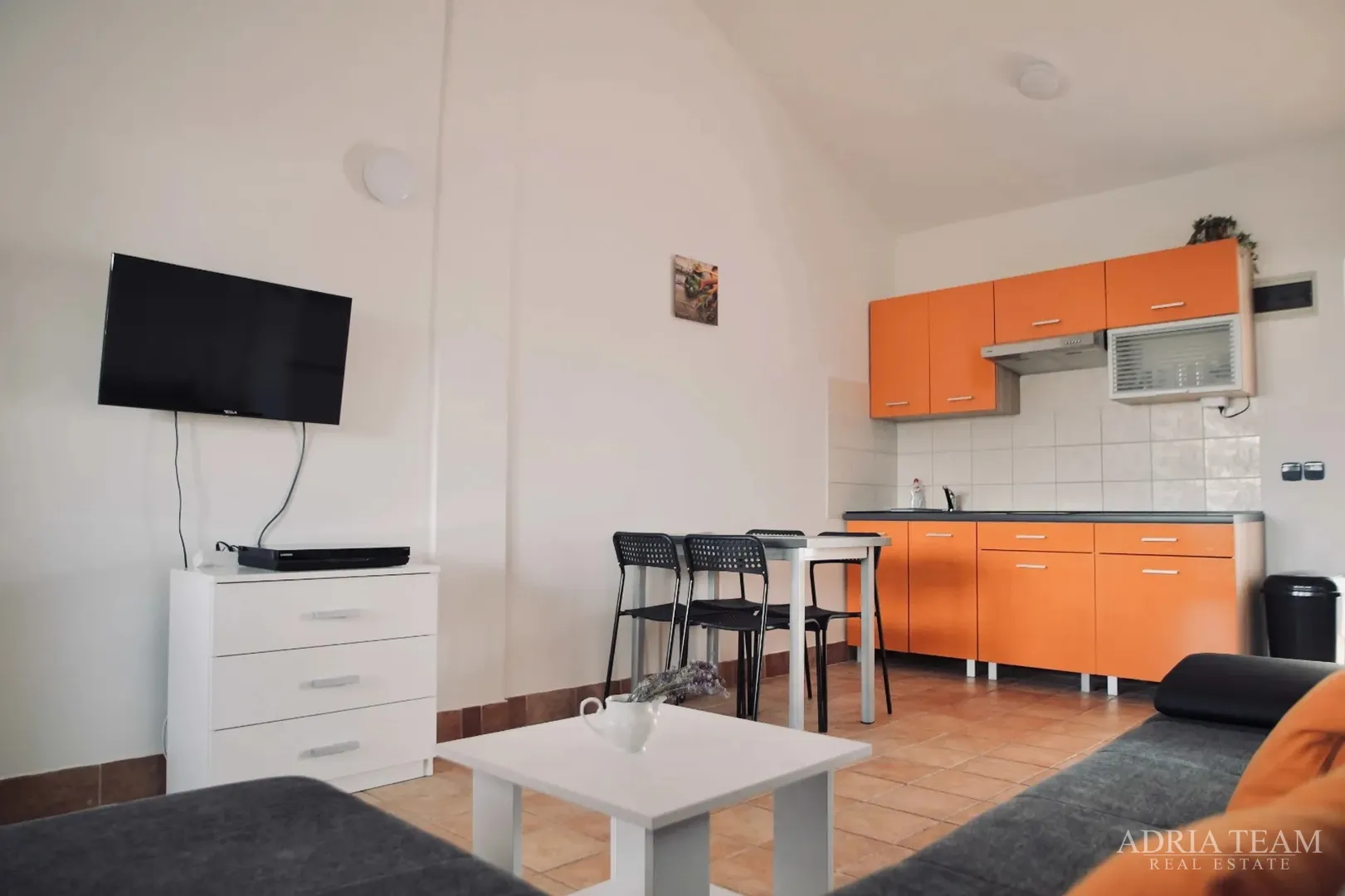 preuređena kuća s pogledom na more i 4 stambene jedinice - vir - slika 10
