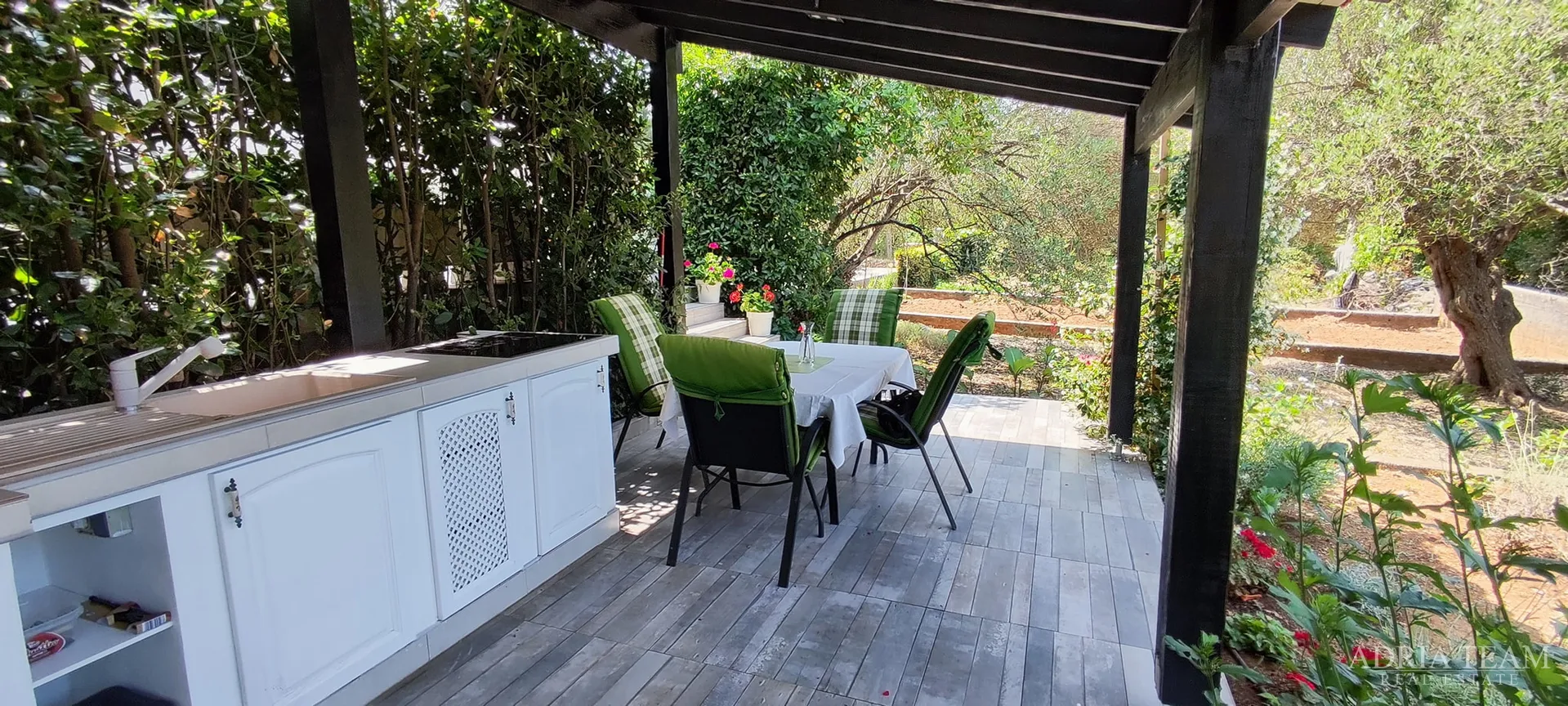 moderan dvosobni apartman s vrtom i garažom – lukoran, otok ugljan - slika 10