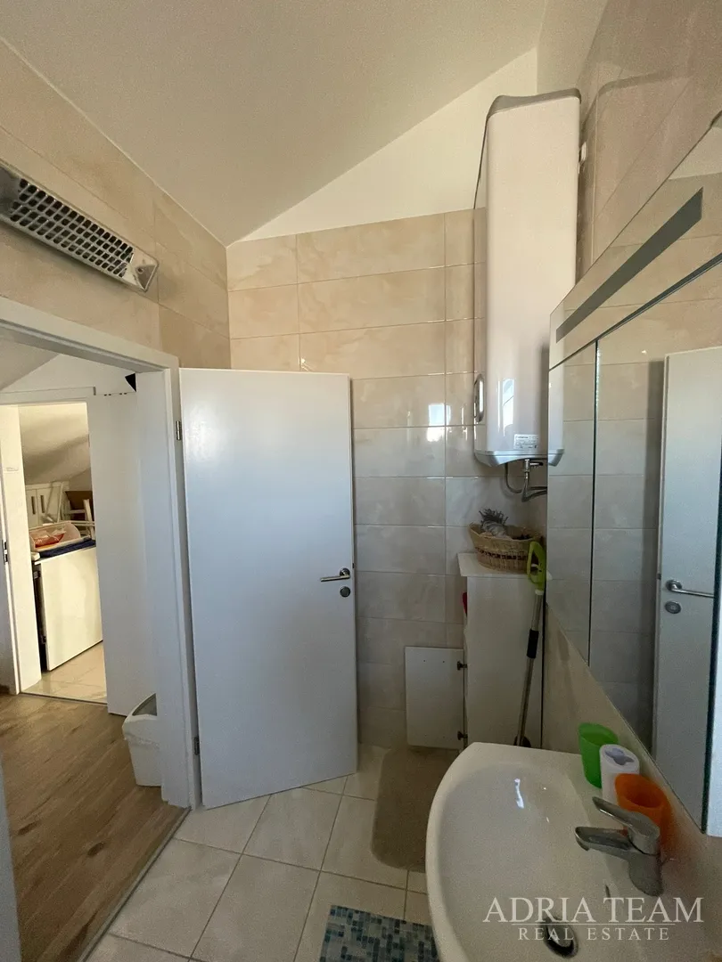 troetažni apartman u stambenoj zgradi - vrsi - slika 24