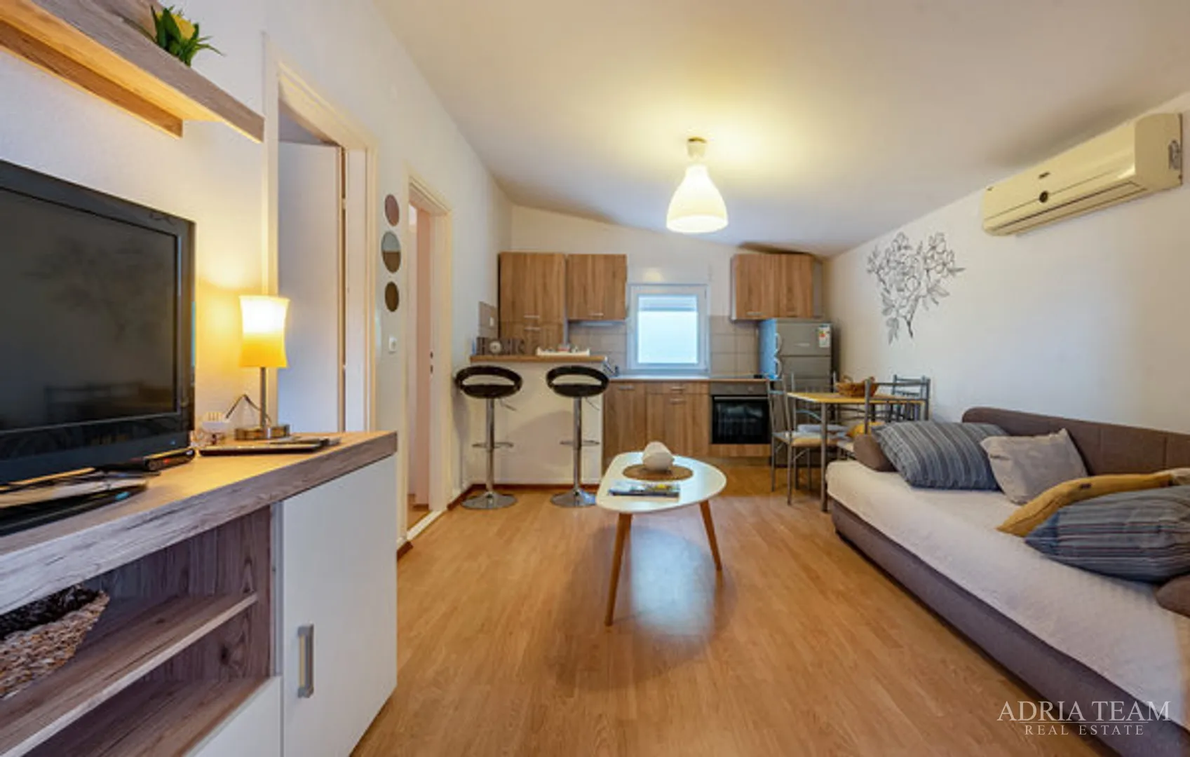 apartmanska kuća s garažom i uređenim dvorištem, drugi red od mora, vir - zadar - slika 8