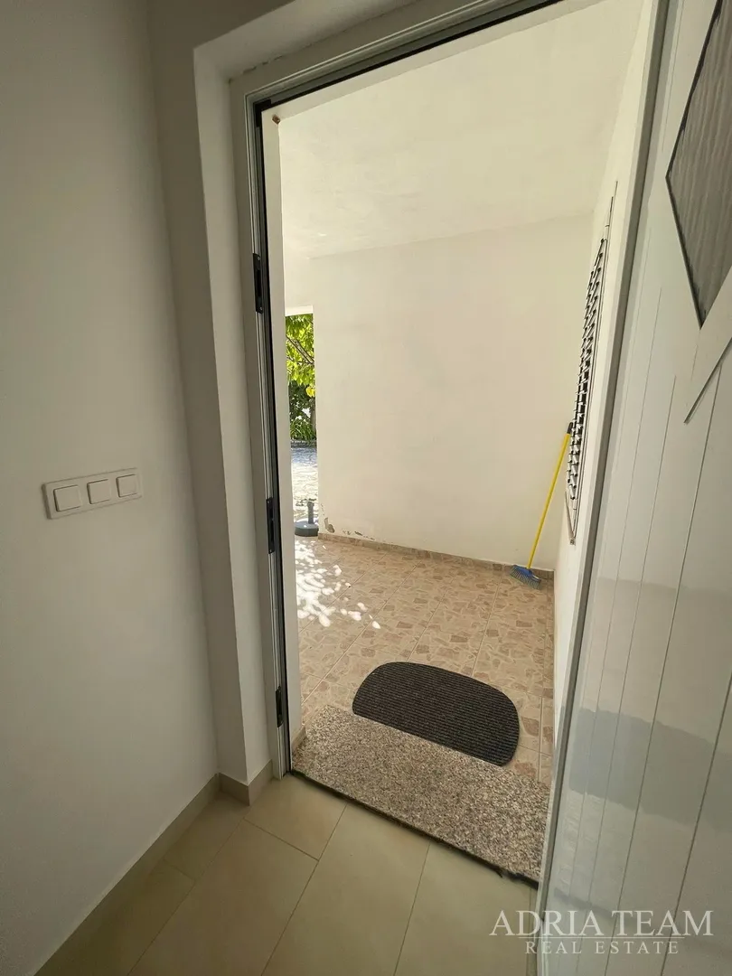 kuća s prostranom okućnicom, prvi red do mora - jakišnica - slika 25