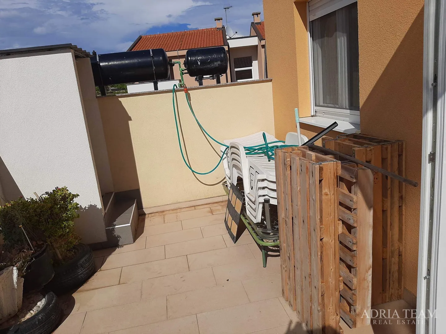 troetažni apartman u stambenoj zgradi - vrsi - slika 32