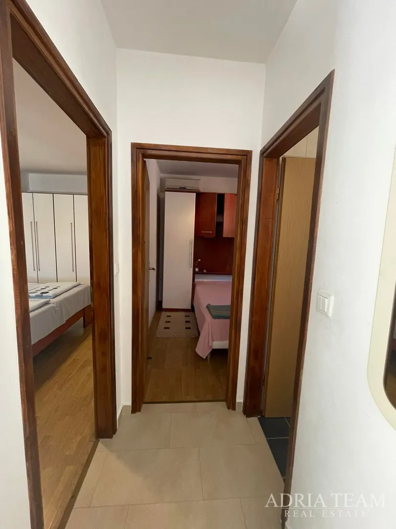 kuća s prostranom okućnicom, prvi red do mora - jakišnica - slika 19