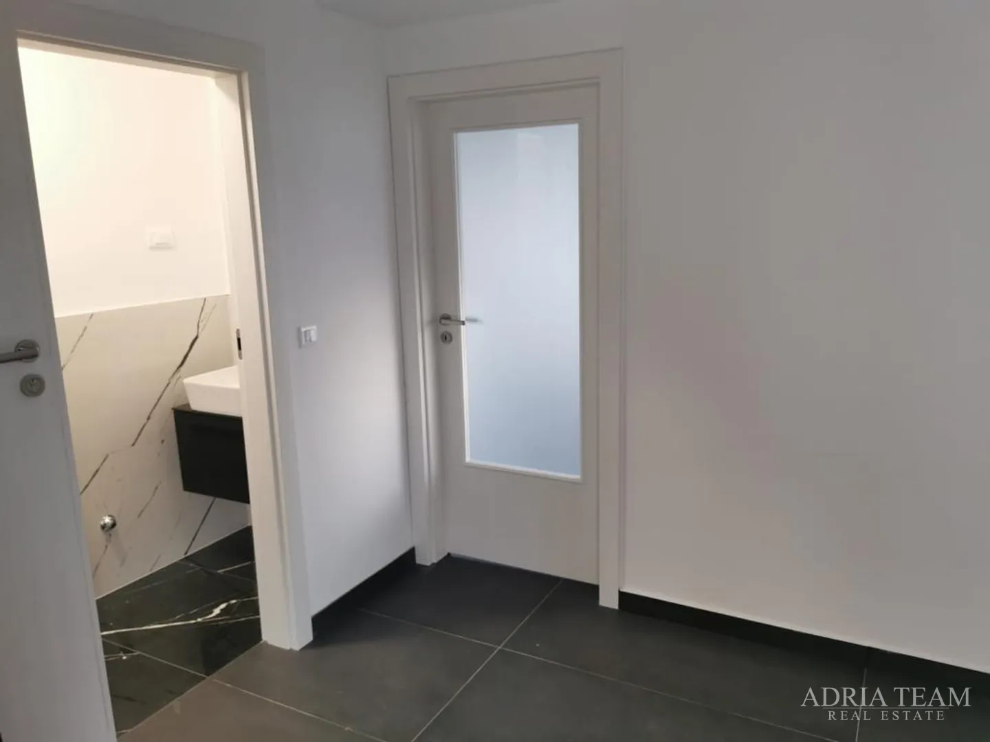 četverosoban stan s krovnom terasom i bazenom, novogradnja - belafuža, zadar - slika 5