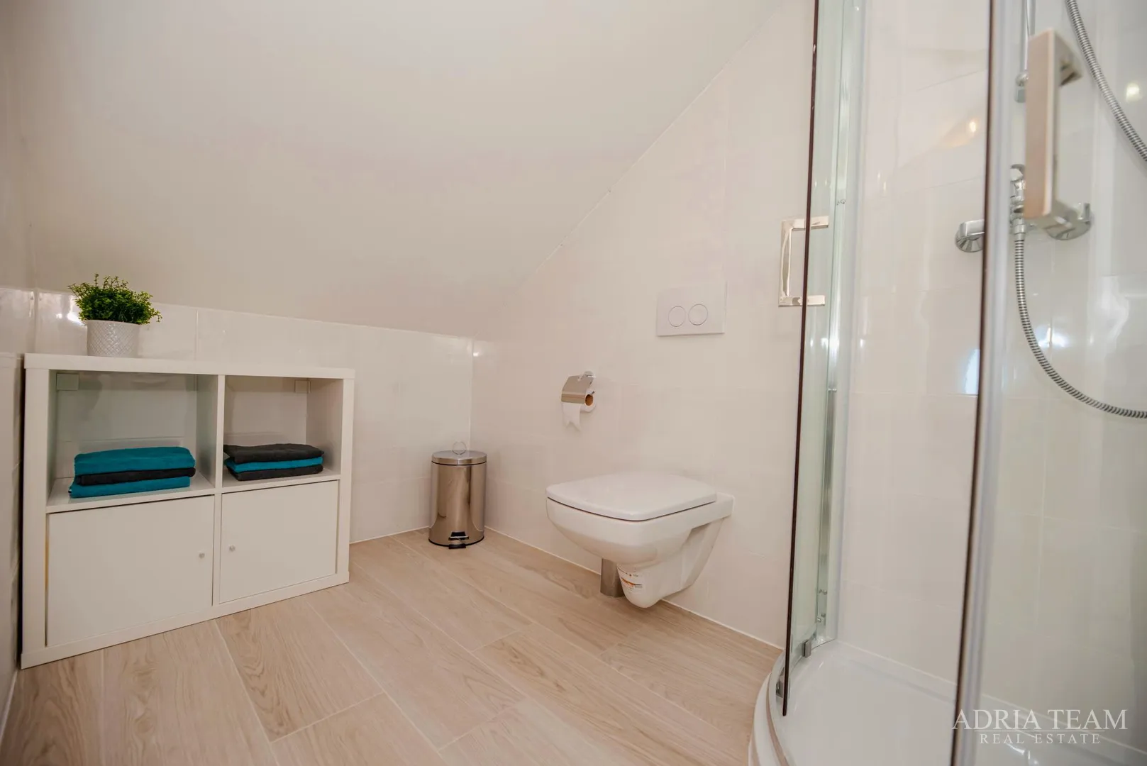 dvoetažni apartman u prvom redu do mora, plaža odmah ispred zgrade - povljana, pag - slika 17