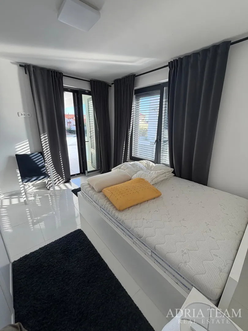 prodaje se luksuzna vila s bazenom – otok vir - slika 20