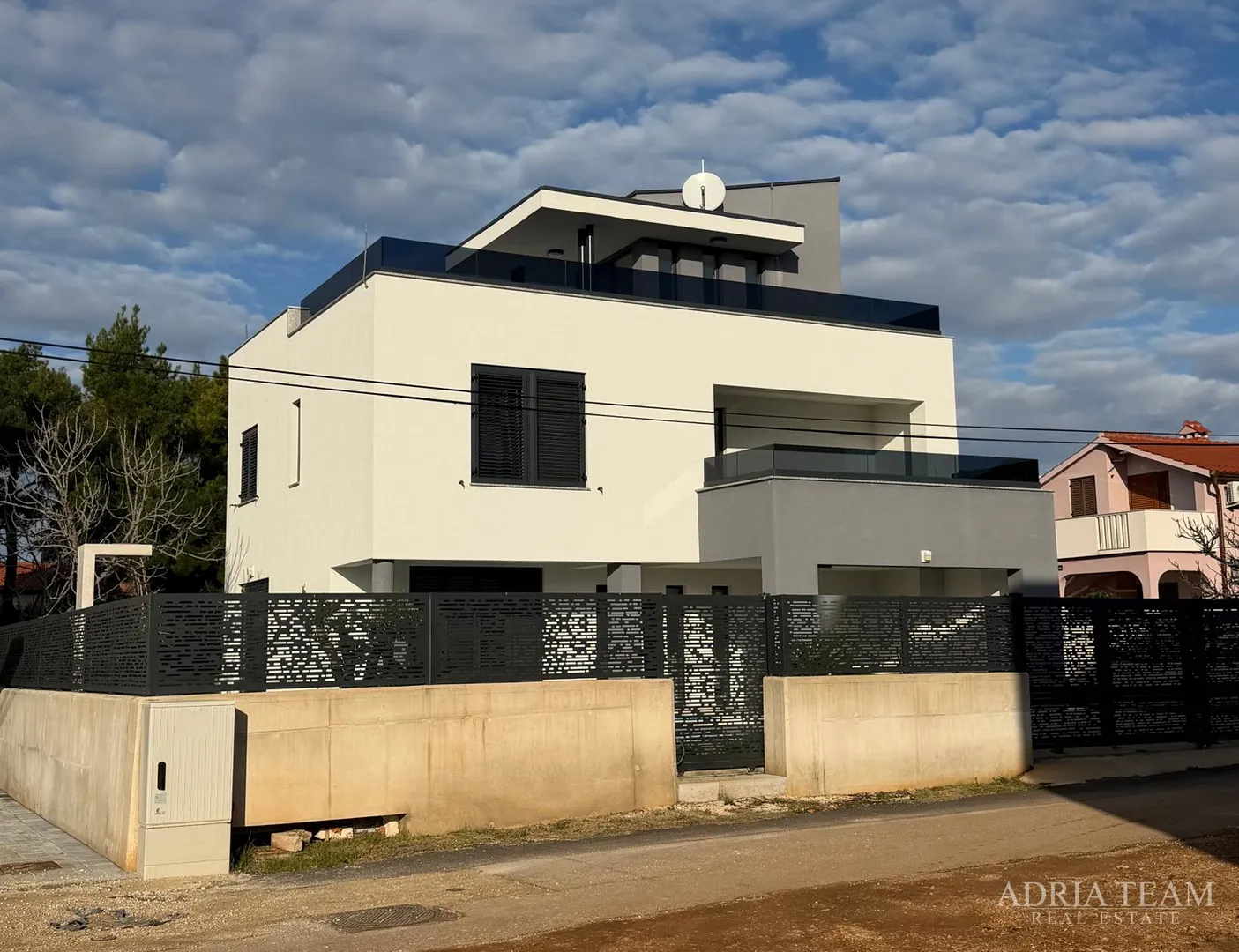 prodaje se luksuzna vila s bazenom – otok vir - slika 4