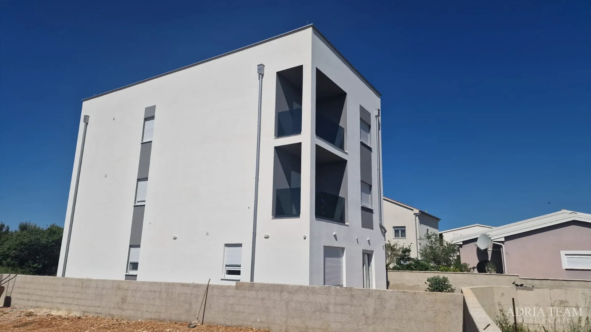 Stambena Zgrada S Tri Stambene Jedinice I Krovnom Terasom - Vir
