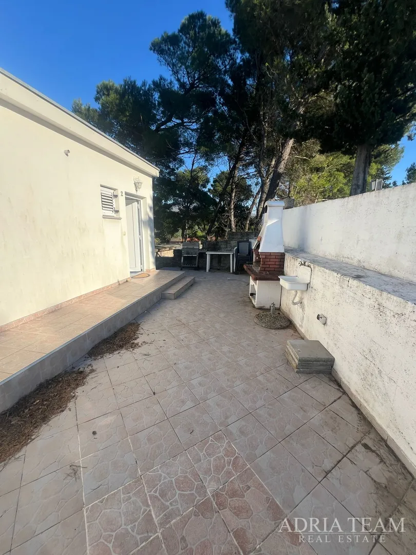 kuća s tri stambene jedinice, pogled na more i velebit - donji karin - slika 90