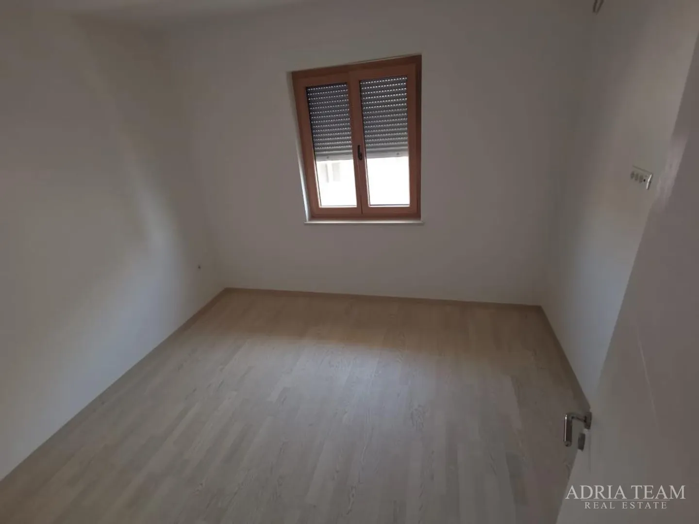 luksuzni apartman - 1. red do mora - slika 17