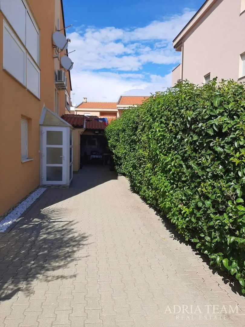 troetažni apartman u stambenoj zgradi - vrsi - slika 4