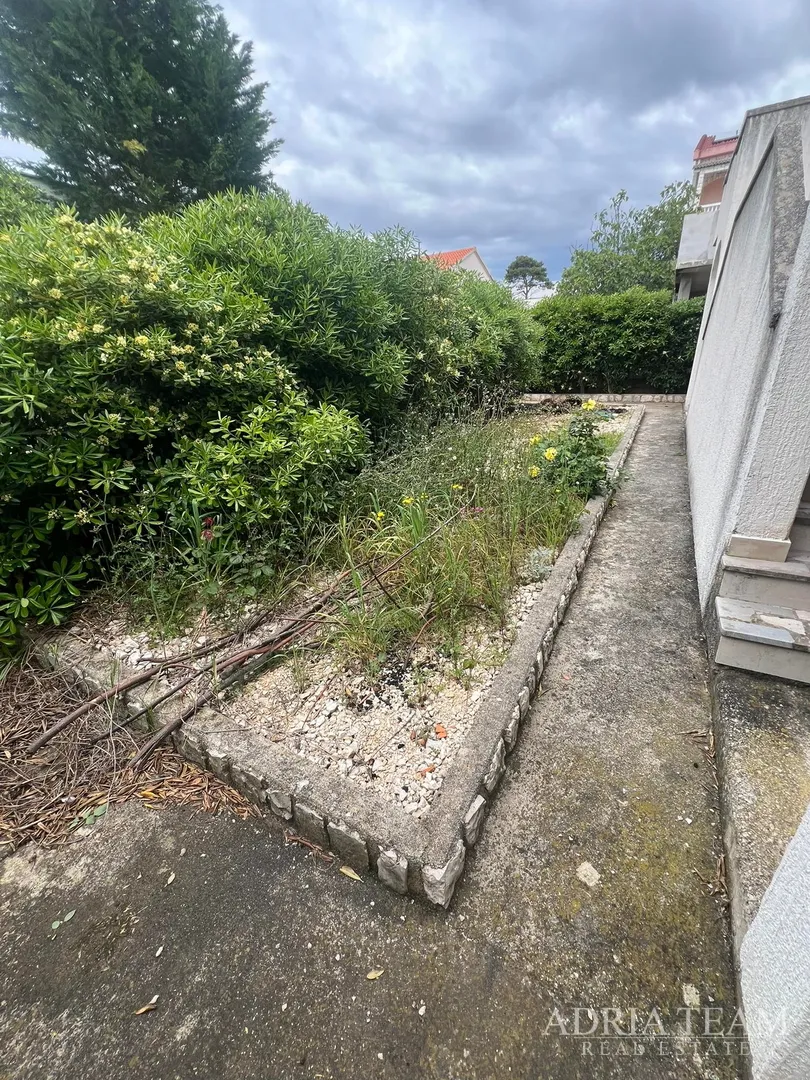 polovica kuće s tri apartmana, izvrsna pozicija! 140 m od plaže, povljana - pag - slika 19