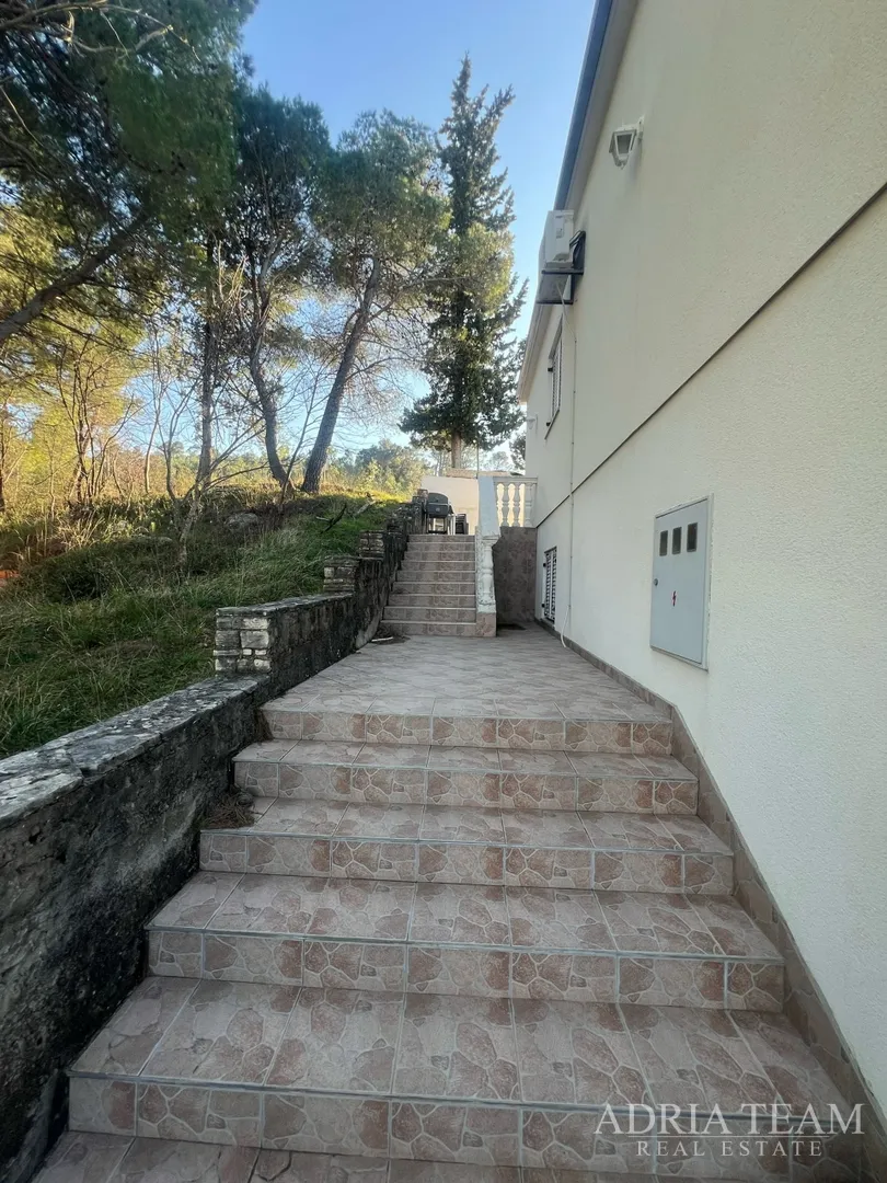 kuća s tri stambene jedinice, pogled na more i velebit - donji karin - slika 84