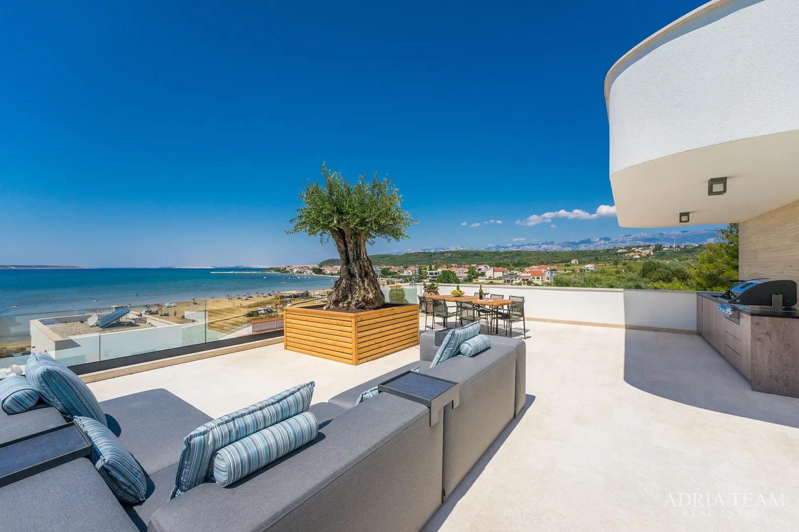 vila u drugom redu do mora - ljubač - slika 29