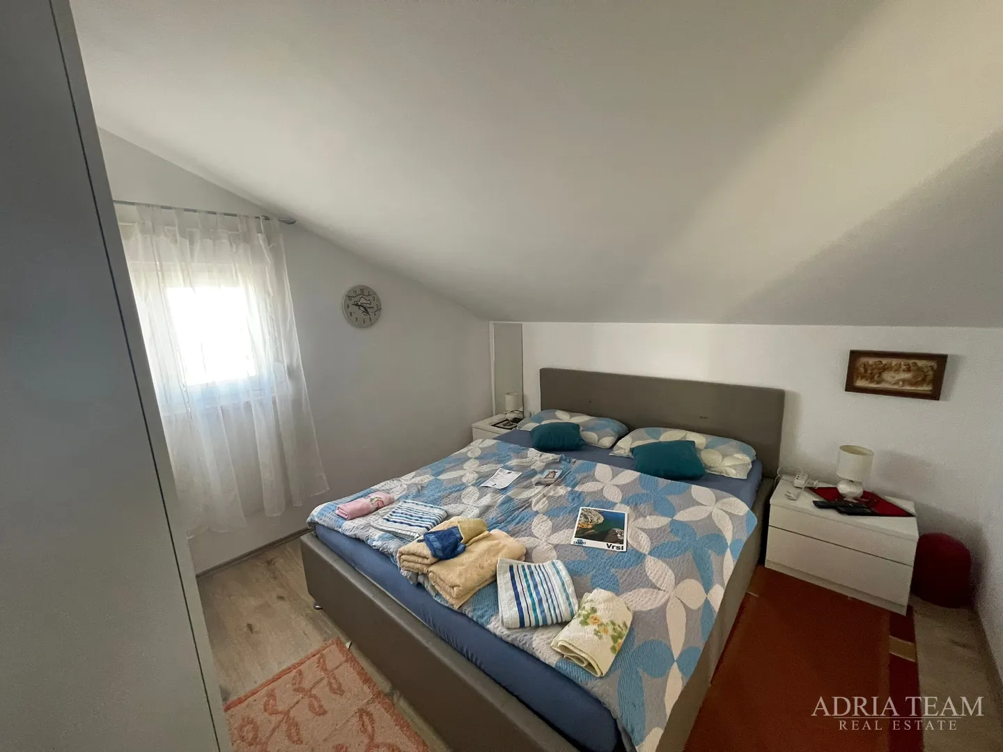 troetažni apartman u stambenoj zgradi - vrsi - slika 7