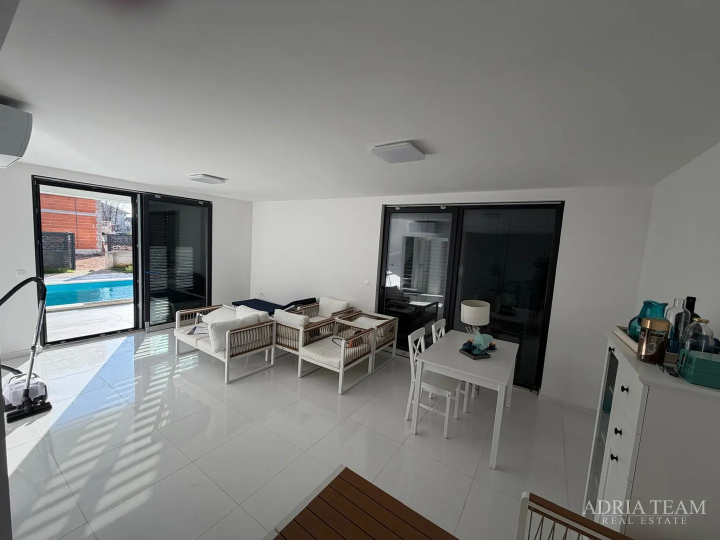 prodaje se luksuzna vila s bazenom – otok vir - slika 11