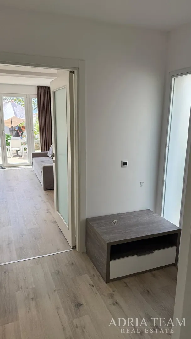 prostrani prizemni preuređeni apartman s dva vrta i terasom - petrčane - slika 9