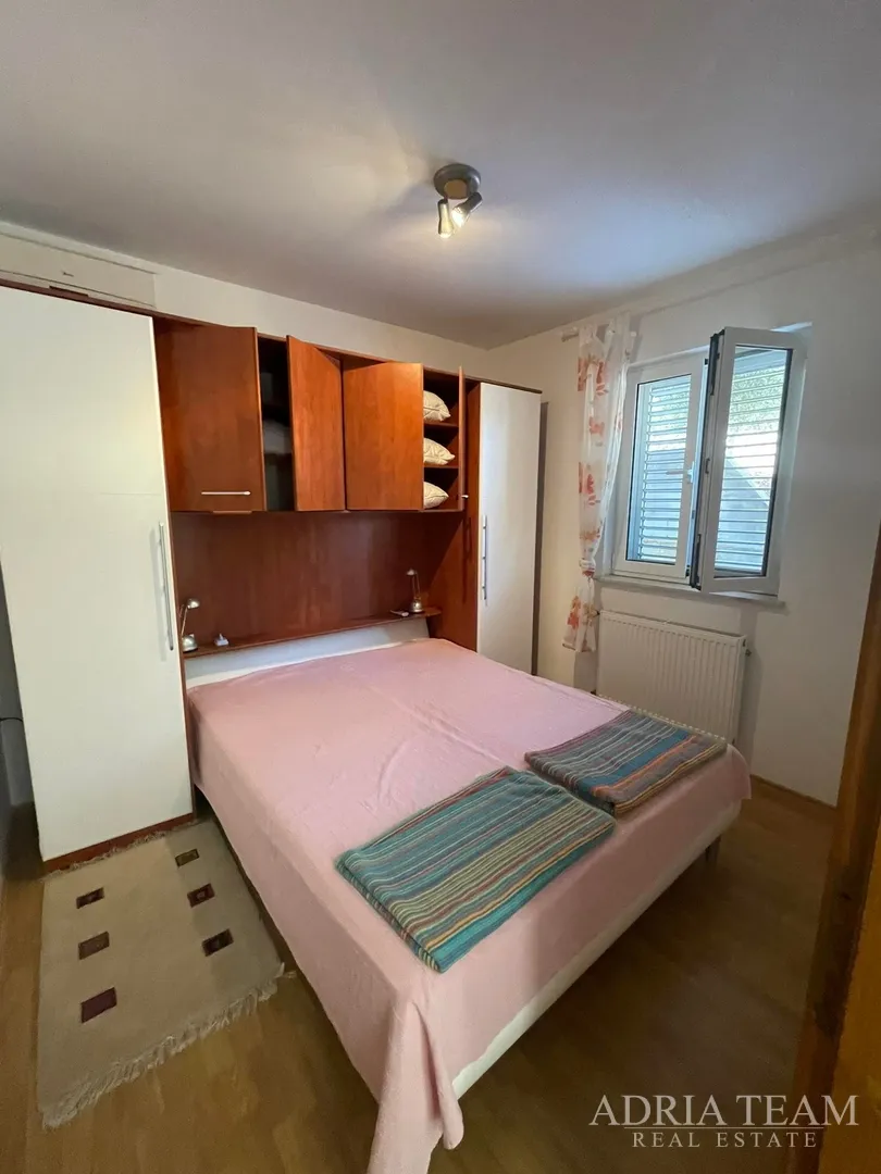 kuća s prostranom okućnicom, prvi red do mora - jakišnica - slika 11