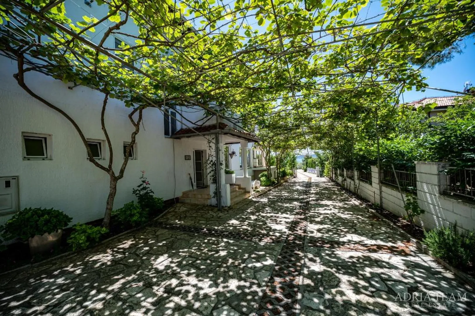 hotel - sukošan, prvi red do mora - slika 15