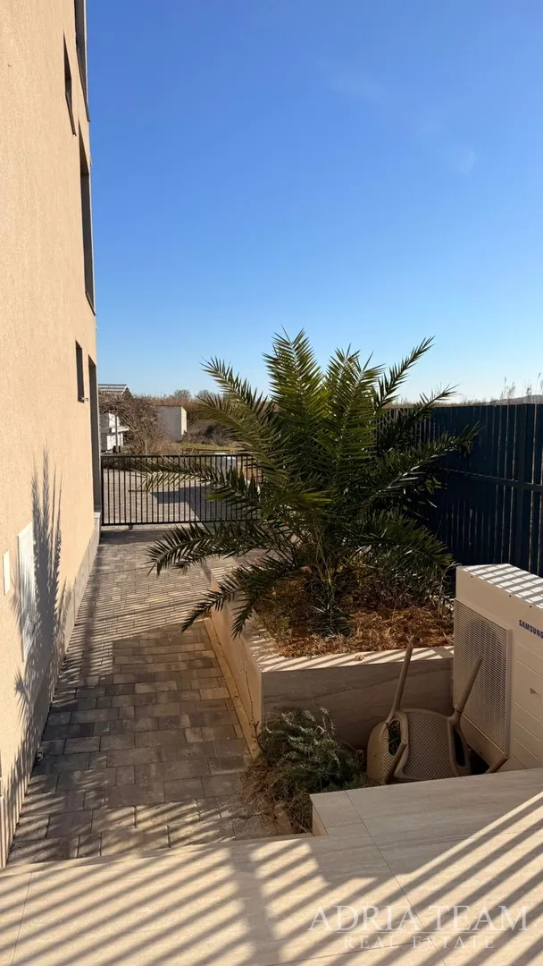 apartman prvi red do mora s bazenom - povljana, pag - slika 10