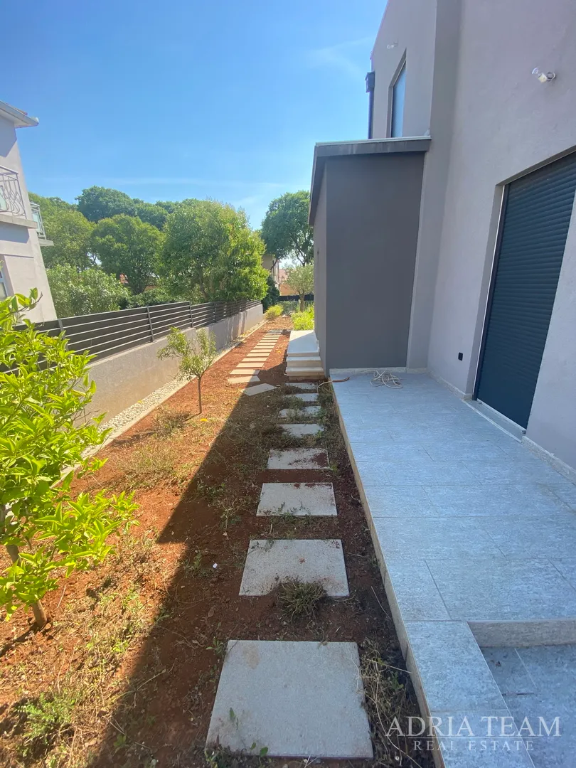 obiteljska kuća s velikim i uređenim dvorištem i bazenom, 400 m od mora, zadar - borik - slika 37
