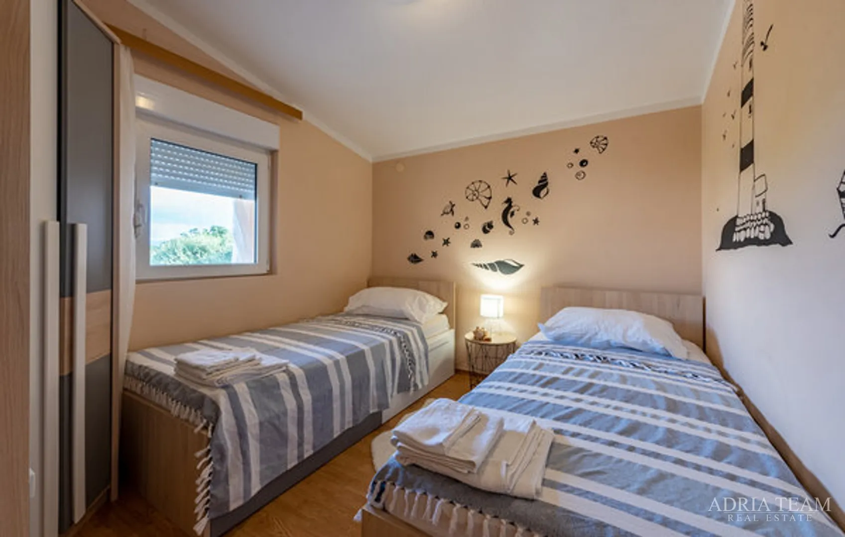 apartmanska kuća s garažom i uređenim dvorištem, drugi red od mora, vir - zadar - slika 9